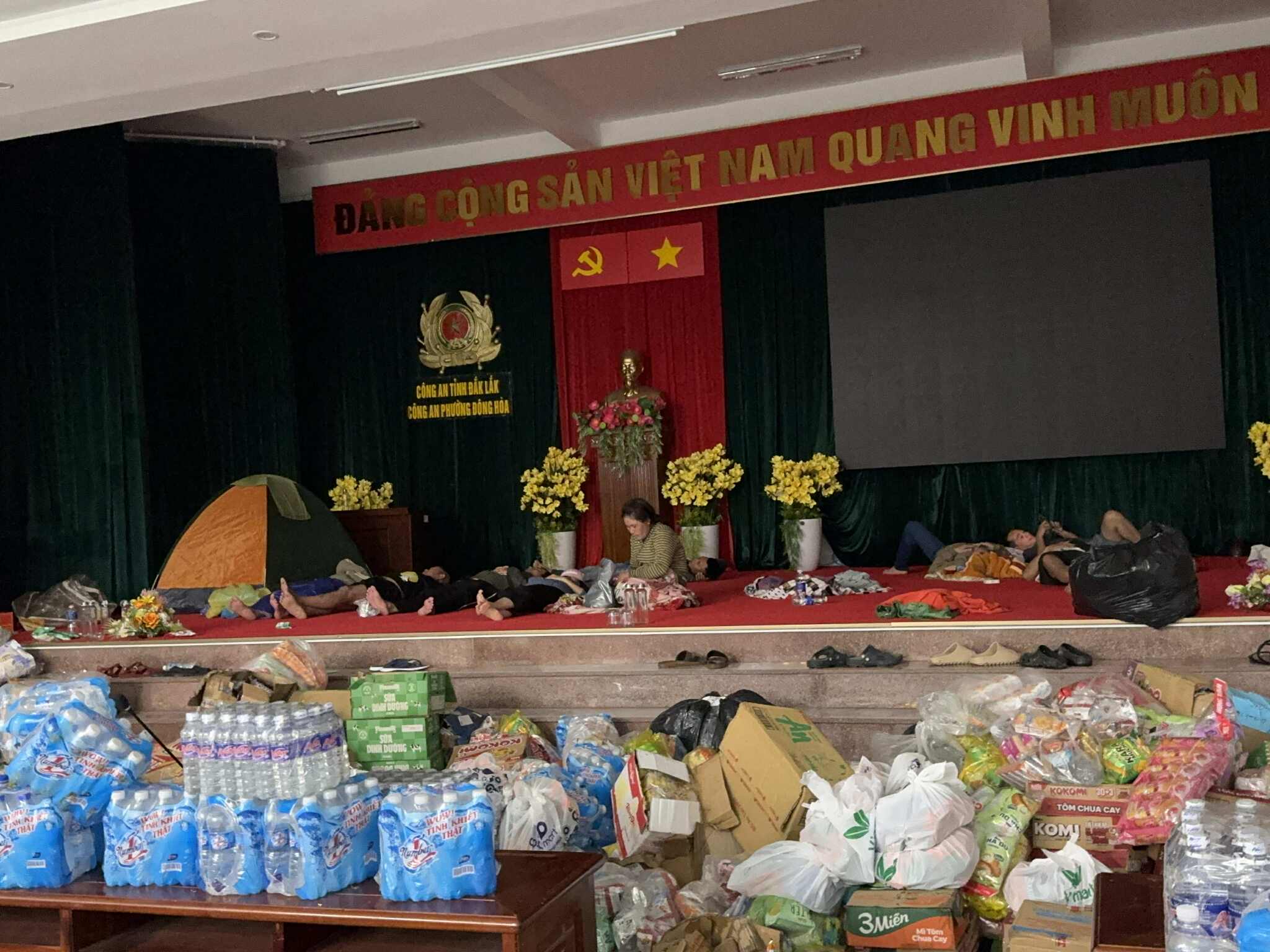 Phó thủ tướng Nguyễn Hòa Bình thăm bà con vùng rốn lũ Đông Hòa 2 Nguyễn Hòa Bình - Ảnh 2.