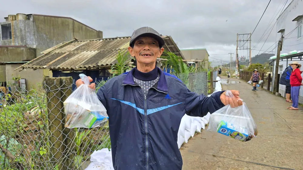 Ông Lê Văn Tạo (60 tuổi, xóm 3, thôn Luật Lễ), cho biết: “Đoàn từ thiện của chùa đến trao khoảng 300 phần quà là cơm hộp, nước cho bà con. Do người dân rất đông, nên bà con chia sẻ với nhau, mỗi nhà chỉ nhận một phần, chia sẻ hoạn nạn với nhau. Nhà tôi bốn người, tôi nhận hai hộp cơm”. Theo ông Tạo, mấy hôm nay ngập lũ nên sinh hoạt, ăn uống của bà con rất khó khăn. Cuu-tro-Gia-Lai-3.jpg