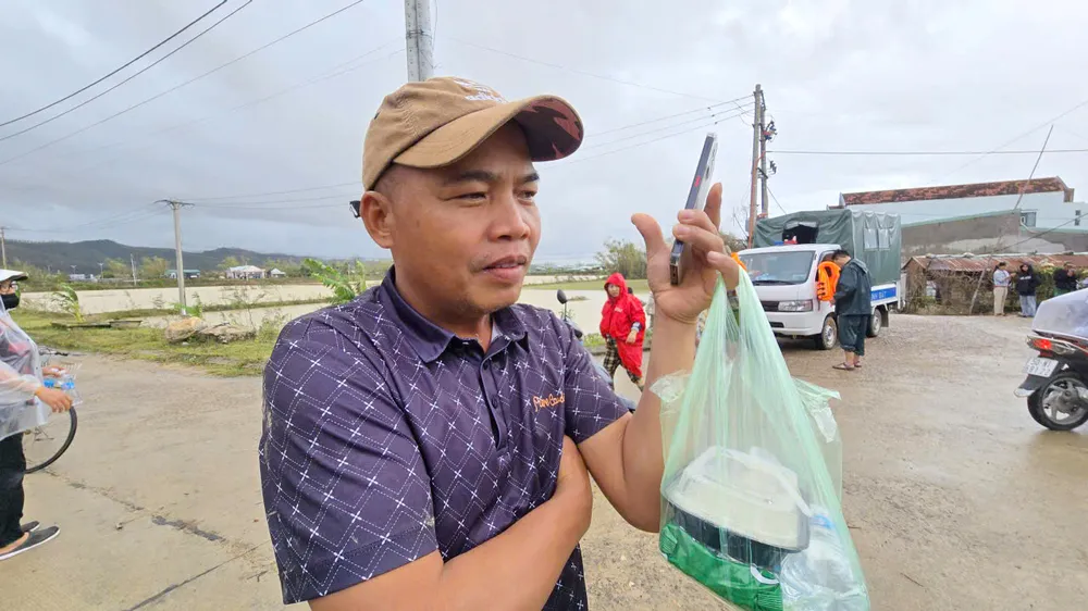Tương tự, anh Nguyễn Xuân Danh (xóm 3, thôn Luật Lễ), nói: “Do suất quà ít nên bà con nhường nhịn, chia sẻ nhau. Tôi chỉ nhận phần cơm cho bà già (mẹ)”. Cuu-tro-Gia-Lai-2.jpg