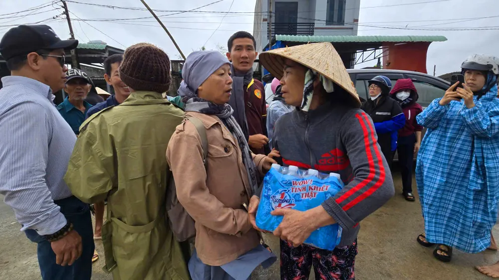 Chia sẻ với PLO, sư cô Thích nữ Nguyên Huệ (Đạo tràng Thánh Huệ, Gia Nghĩa, Lâm Đồng), nói: "Hôm nay, chúng tôi trao hơn 1.000 phần cơm cho người dân vùng ngập lũ. Trong đó, khu vực thôn Luật Lễ, xã Tuy Phước sẽ trao hơn 300 suất cơm, nước sạch và sữa. Chúng tôi mong những phần quà nhỏ này sẽ phần nào giúp bà con vơi bớt khó khăn". Cuu-tro-Gia-Lai-1.jpg