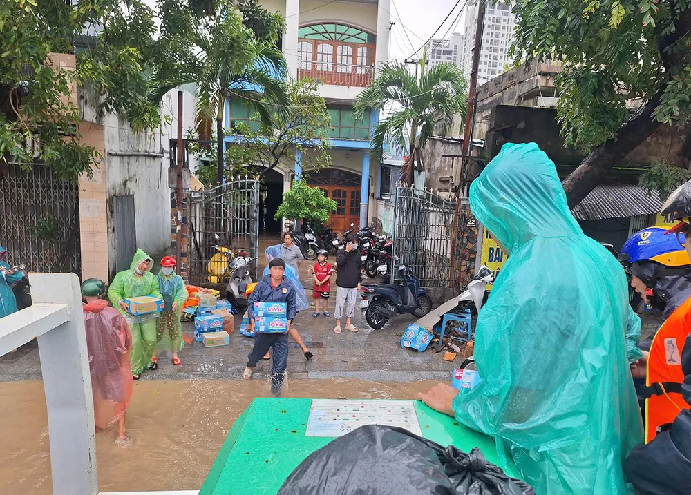 Hàng chục ngàn phần quà là nhu yếu phẩm được trao đến tay người dân vùng lũ. Cuu-tro-Gia-Lai-5.jpg