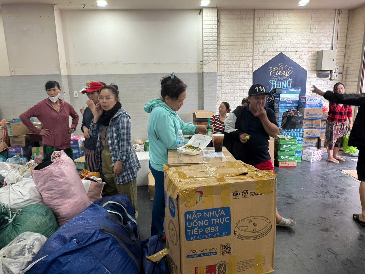 Ngập lụt Khánh Hòa, Đắk Lắk: Ấm áp nhà mới mua để người dưng tránh lũ- Ảnh 7.