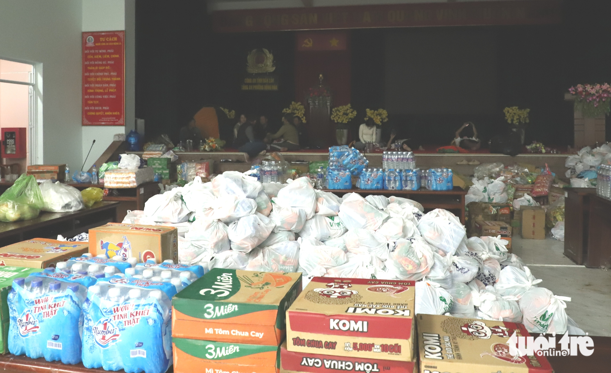 Ở rốn lũ Đông Hòa, hàng chục ngàn người dân vẫn còn chờ ứng cứu 6 lũ lịch sử - Ảnh 6.