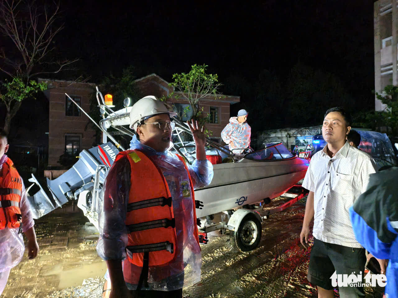 Ở rốn lũ Đông Hòa, hàng chục ngàn người dân vẫn còn chờ ứng cứu 7 lũ lịch sử - Ảnh 7.