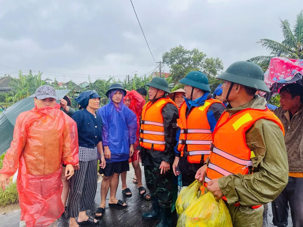 Dịp này, Tổng cục Chính trị đã trao 100 suất quà hỗ trợ nhân dân tỉnh Đắk Lắk và sáu suất quà cho các tập thể tham gia ứng phó, khắc phục hậu quả mưa lũ. xuat-cap-15-tan-luong-kho-ho-tro-nhan-dan-khong-de-dan-doi.jpg