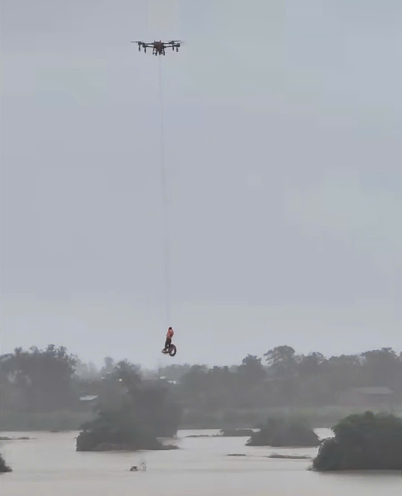 Công an giải cứu người dân Phú Yên cũ mắc kẹt trên cây, mái nhà- Ảnh 3.