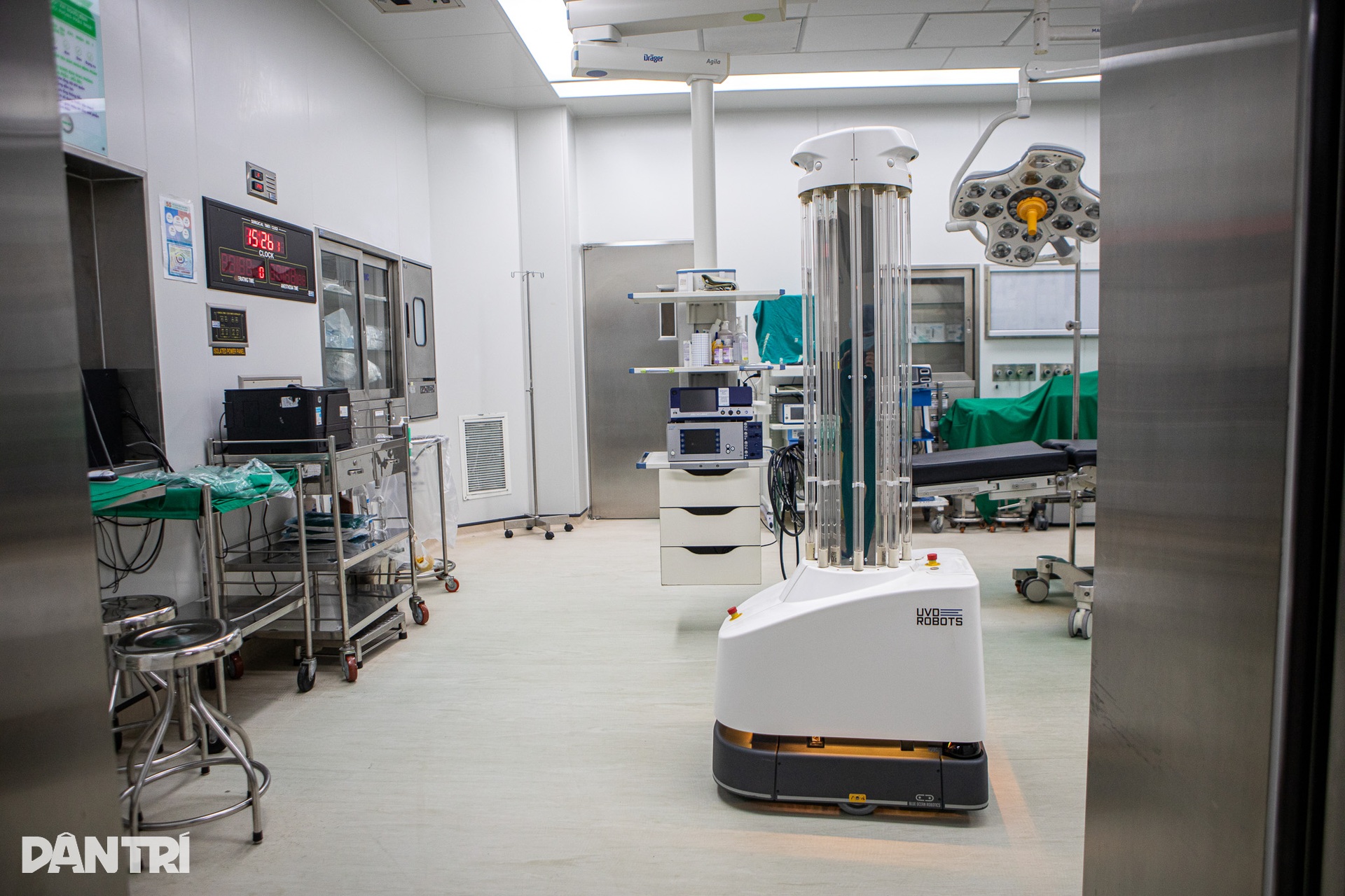 Cận cảnh robot tiền tỷ dùng UV diệt khuẩn phòng mổ đầu tiên ở Chợ Rẫy - 4