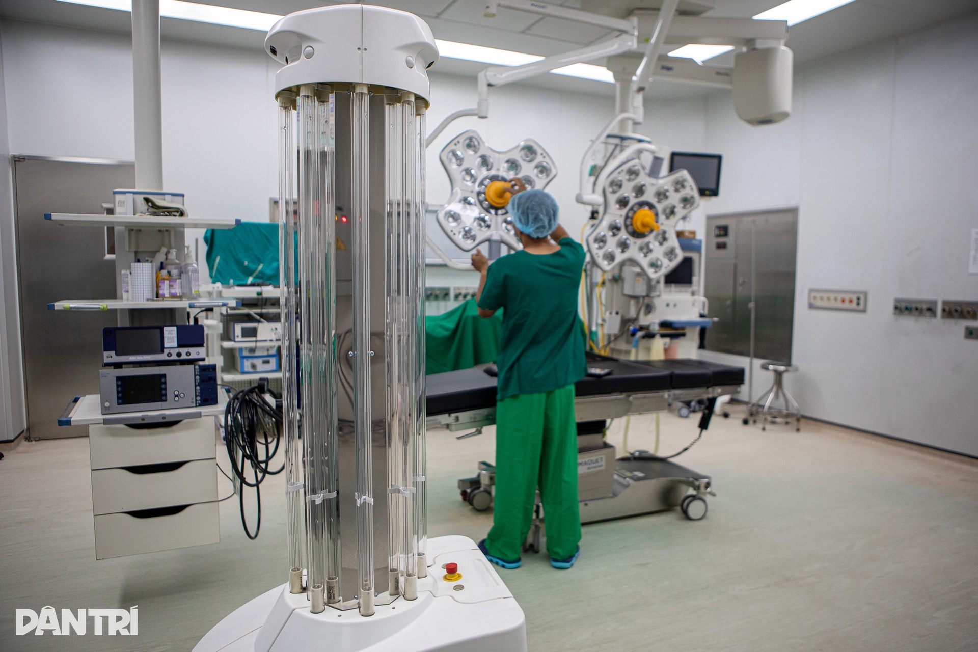 Cận cảnh robot tiền tỷ dùng UV diệt khuẩn phòng mổ đầu tiên ở Chợ Rẫy - 5