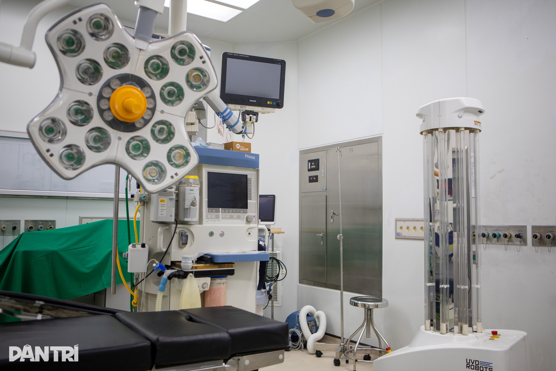 Cận cảnh robot tiền tỷ dùng UV diệt khuẩn phòng mổ đầu tiên ở Chợ Rẫy - 6