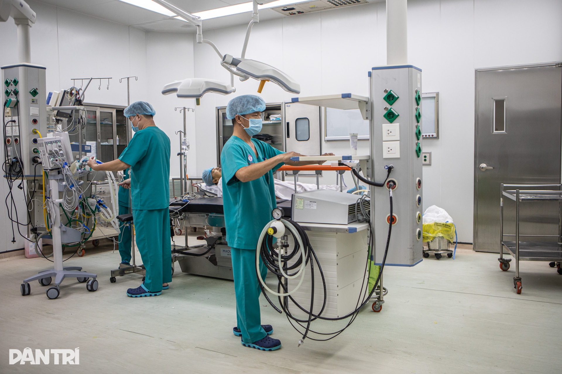 Cận cảnh robot tiền tỷ dùng UV diệt khuẩn phòng mổ đầu tiên ở Chợ Rẫy - 11