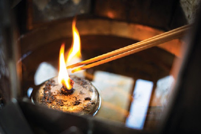 3 thời điểm không nên thắp hương- Ảnh 3.