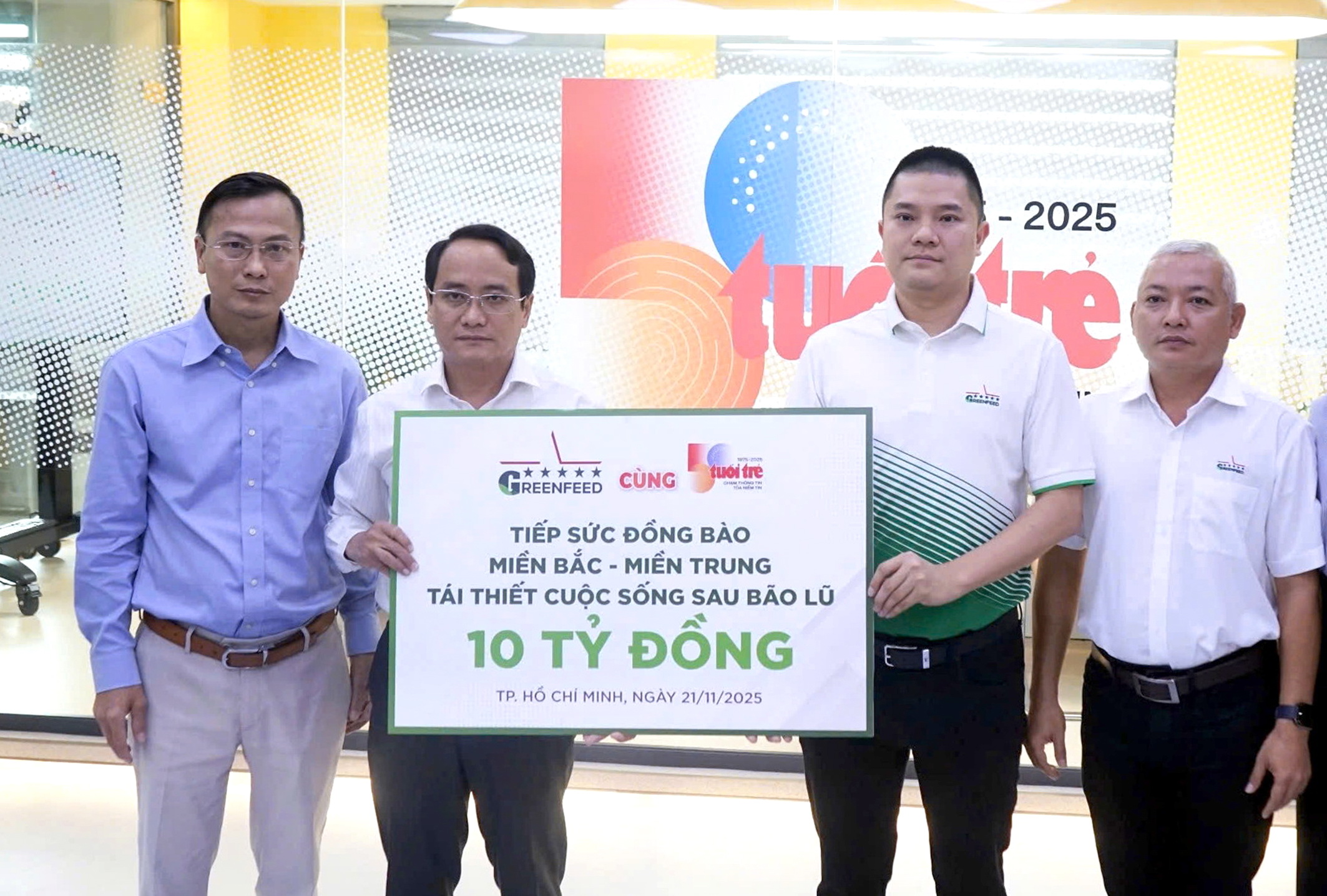 Bạn đọc Tuổi Trẻ góp hơn 14 tỉ đồng gửi miền Trung ruột thịt 3 Bạn đọc Tuổi Trẻ góp hơn 14 tỉ đồng gửi miền Trung ruột thịt - Ảnh 4.