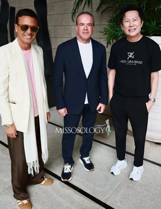 Nhà soạn nhạc Omar Harfouch (trái) gặp gỡ Chủ tịch Raul Rocha (giữa) và ông Nawat - Giám đốc sản xuất Miss Universe 2025 - tại Thái Lan trước khi rút khỏi ban giám khảo.