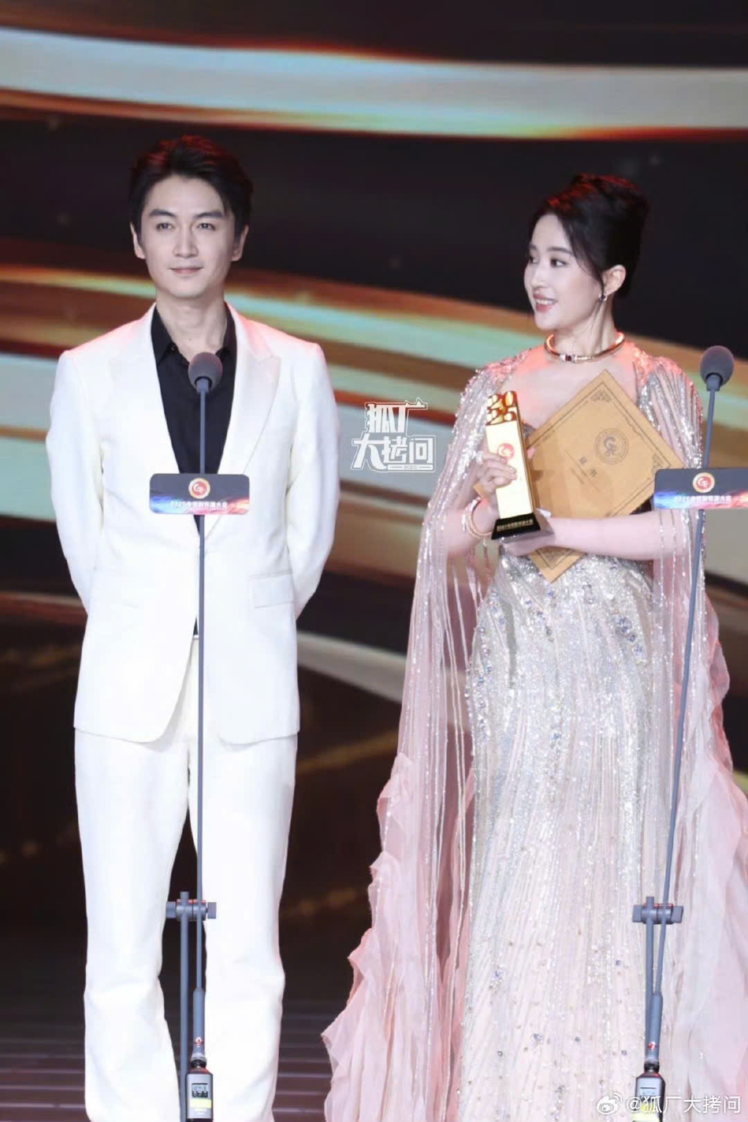 Báo Trung: Người yêu đồng giới của Lưu Diệc Phi lộ diện, hóa ra Song Seung Hun chỉ là Báo Trung: Người yêu đồng giới của Lưu Diệc Phi lộ diện, hóa ra Song Seung Hun chỉ là