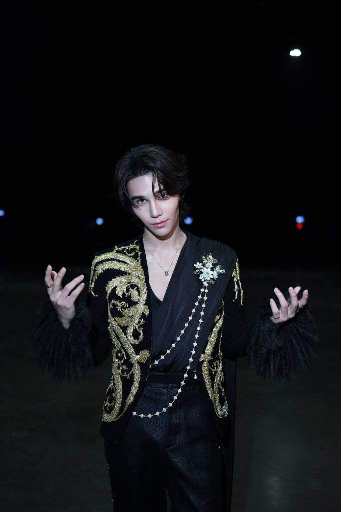 Jeff Satur cảm ơn khán giả đã ủng hộ màn trình diễn của mình ở Miss Universe 2025.