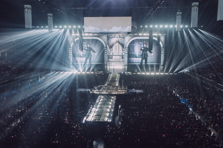 Sân khấu âm nhạc chật kín khán giả của Jeff Satur.