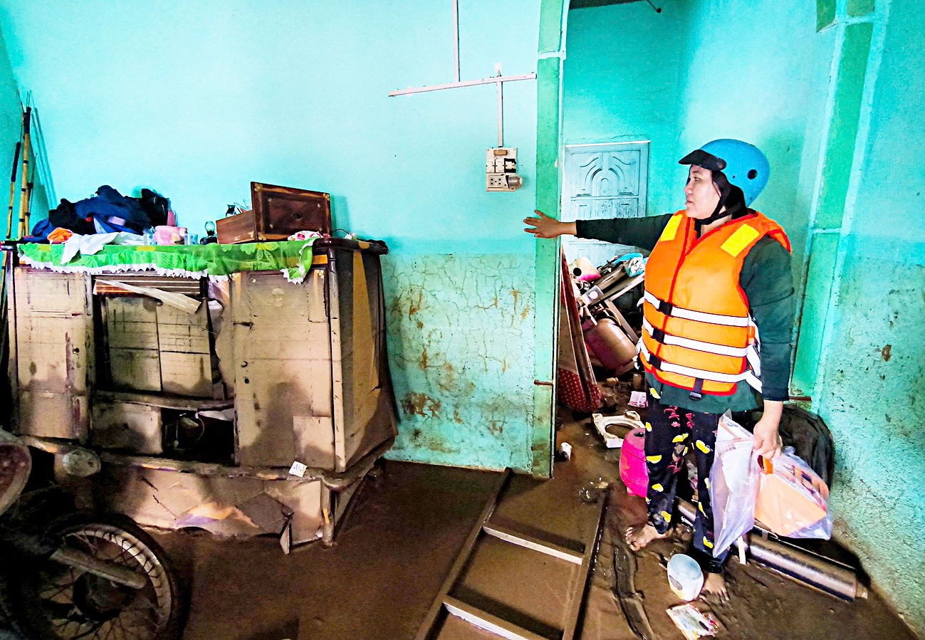 Dốc sức cứu dân bị lũ cô lập - Ảnh 6.