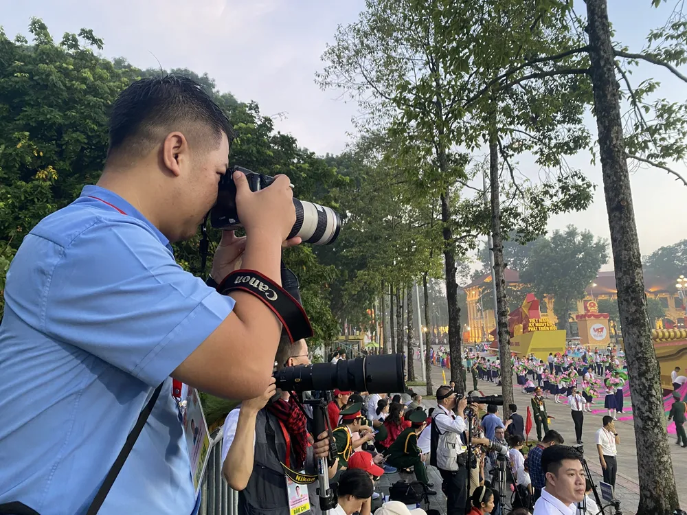 Phóng viên tác nghiệp tại sự kiện A80. Ảnh: LINH AN Phóng viên tác nghiệp tại sự kiện A80. Ảnh: LINH AN