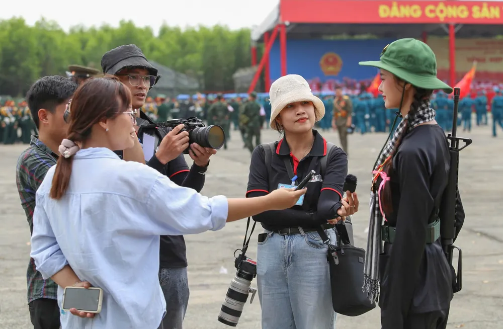Các phóng viên đang tác nghiệp tại đại lễ 30-4. Ảnh: HOÀNG GIANG PV tác nghiệp các hoạt động trong đại lễ 30-4. Ảnh HOÀNG GIANG.jpg