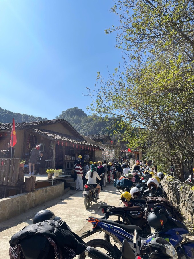 Khách du lịch ở Lô Lô Chải cuối tuần tháng 11. Ảnh: Hà Giang Tour