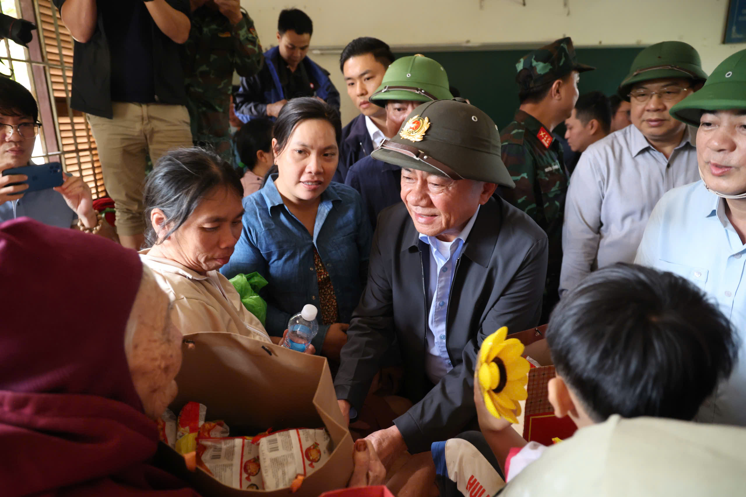 Đoàn công tác của Bộ Chính trị tặng quà người dân vùng ngập lụt Khánh Hòa- Ảnh 2.
