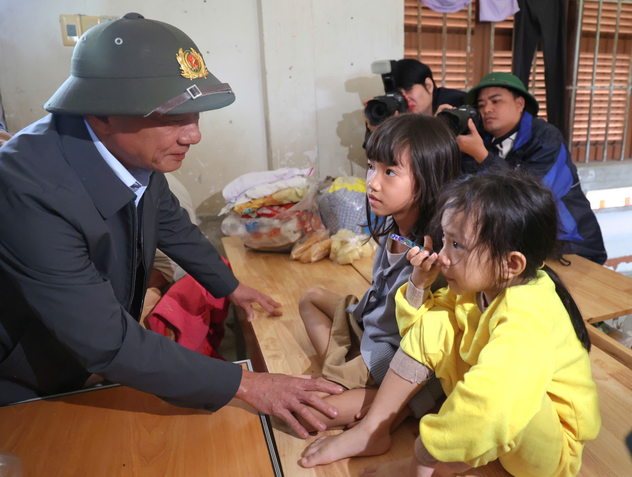 Đoàn công tác của Bộ Chính trị tặng quà người dân vùng ngập lụt Khánh Hòa- Ảnh 4.