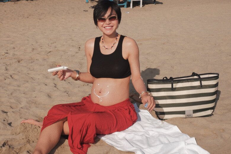 Nữ người mẫu tự tin khoe bụng bầu to tròn.