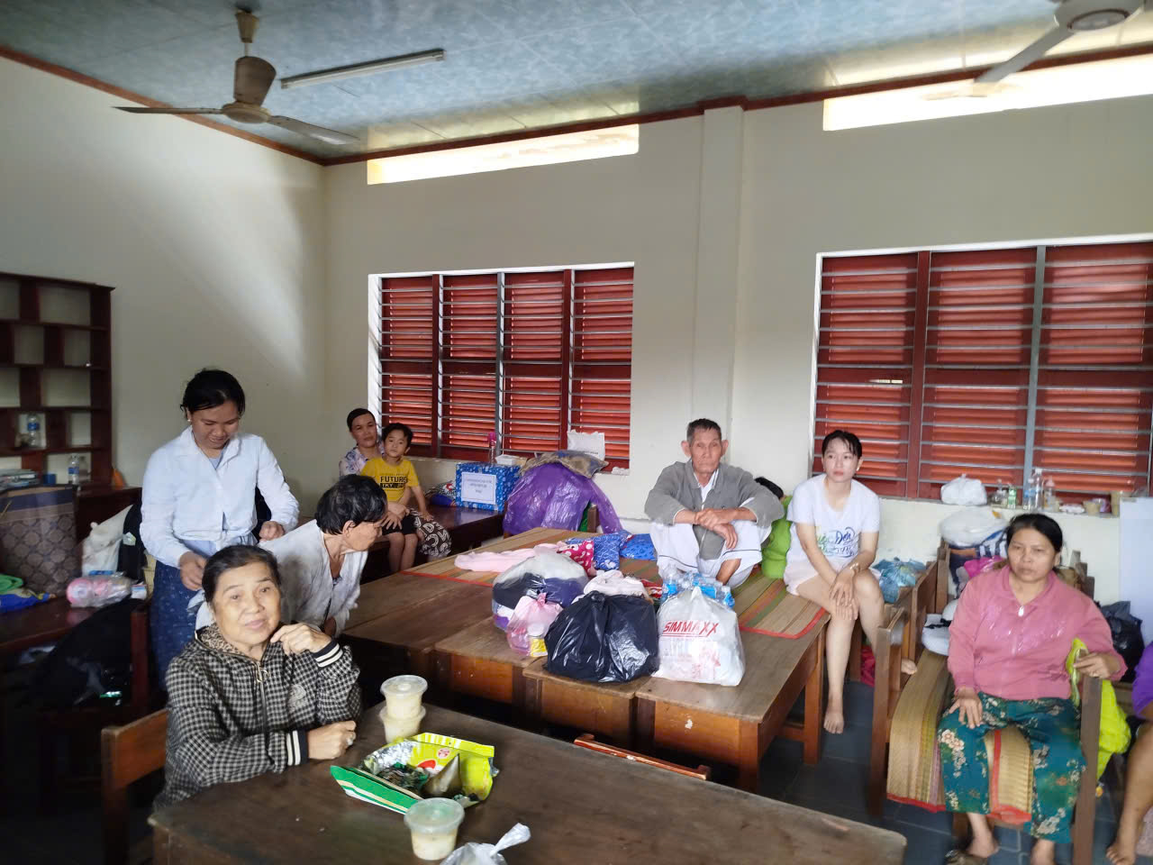 Bí thư Thành ủy TP HCM Trần Lưu Quang trực tiếp đến vùng lũ Khánh Hòa - Ảnh 4.