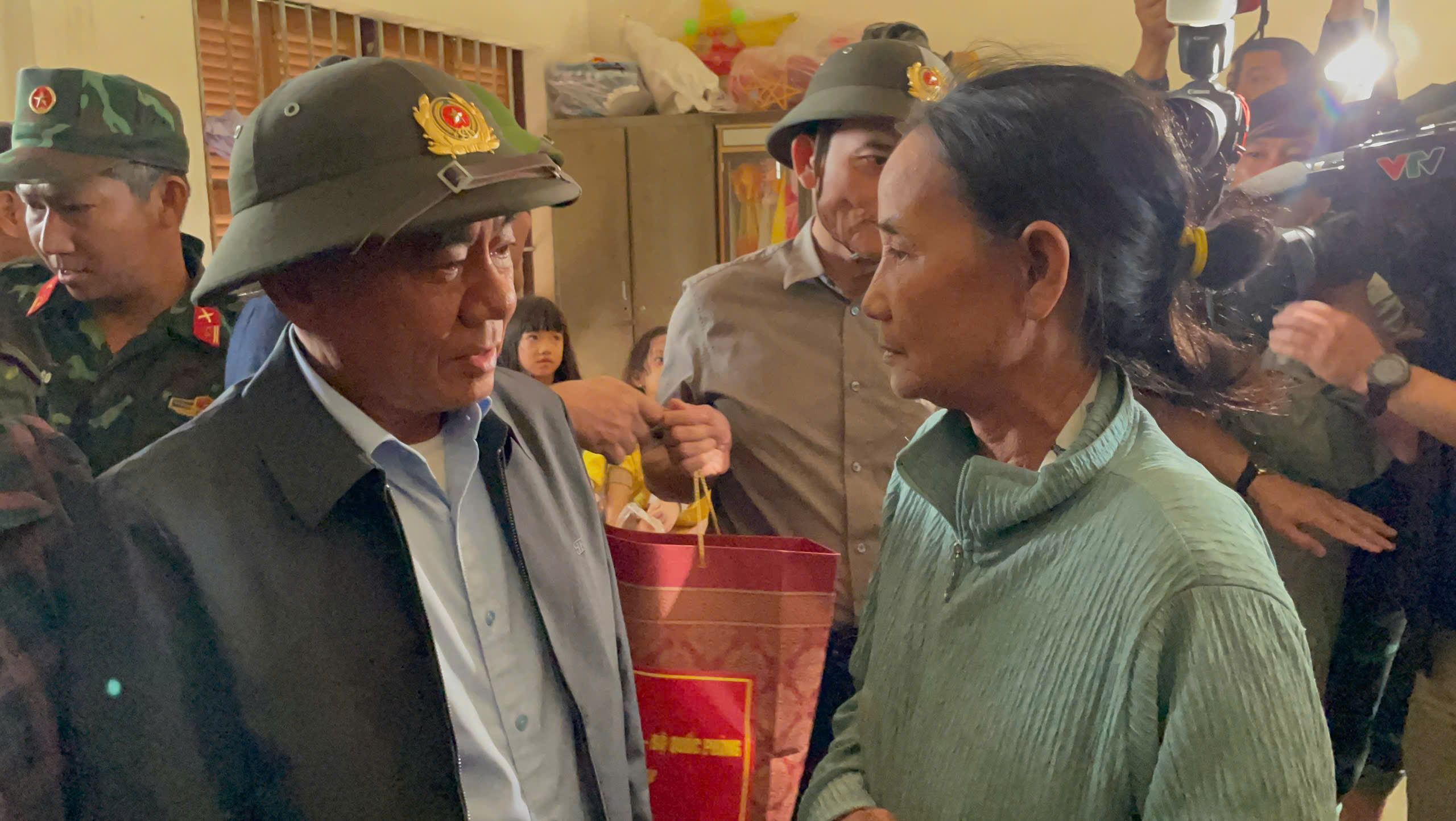 Bí thư Thành ủy TP HCM Trần Lưu Quang trực tiếp đến vùng lũ Khánh Hòa - Ảnh 8.