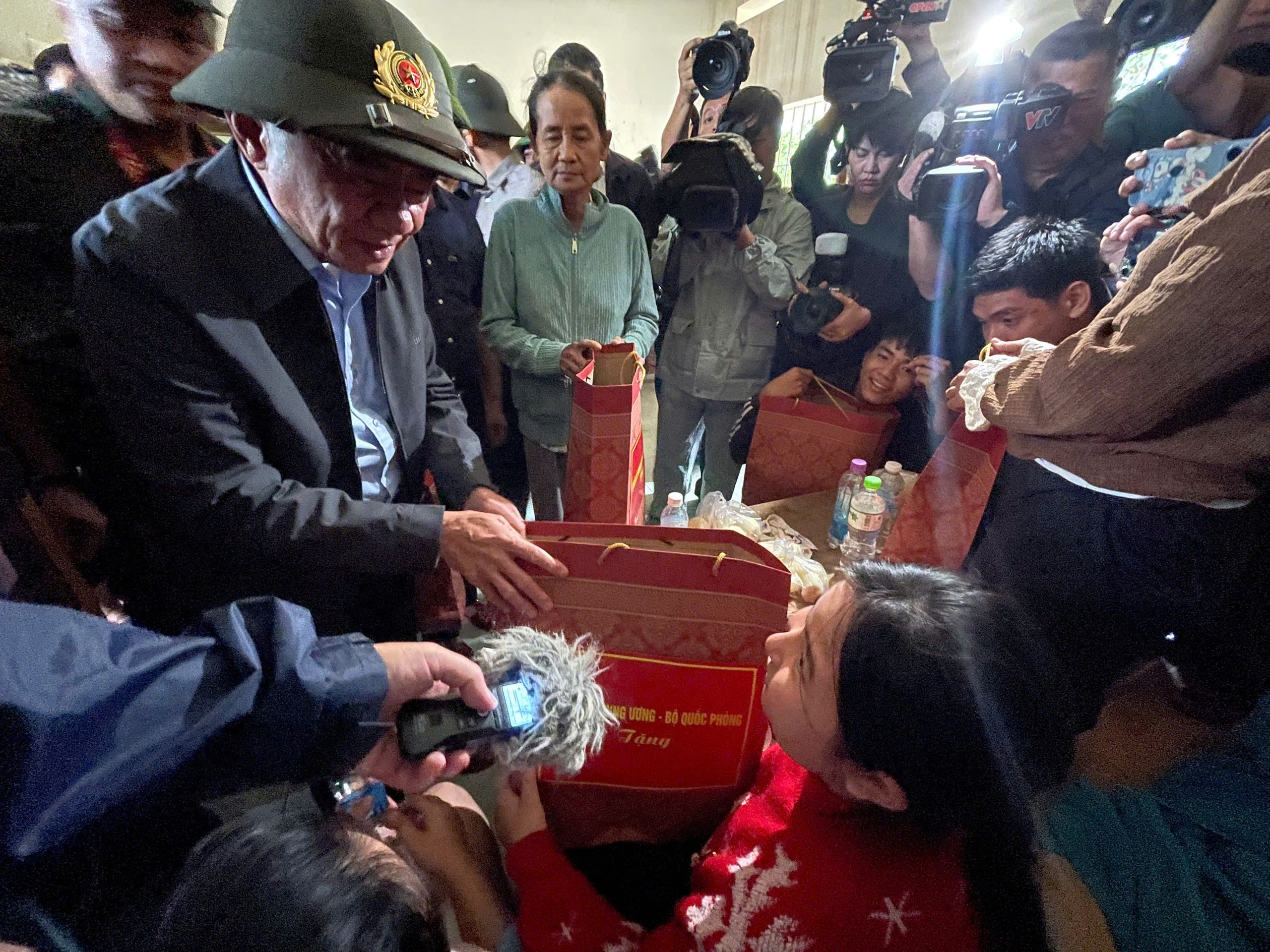 Bí thư Thành ủy TP HCM Trần Lưu Quang trực tiếp đến vùng lũ Khánh Hòa - Ảnh 10.