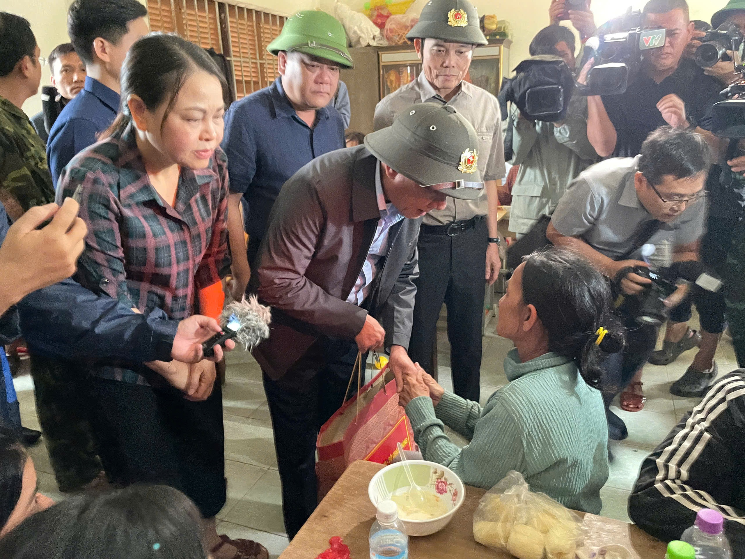 Bí thư Thành ủy TP HCM Trần Lưu Quang trực tiếp đến vùng lũ Khánh Hòa - Ảnh 11.