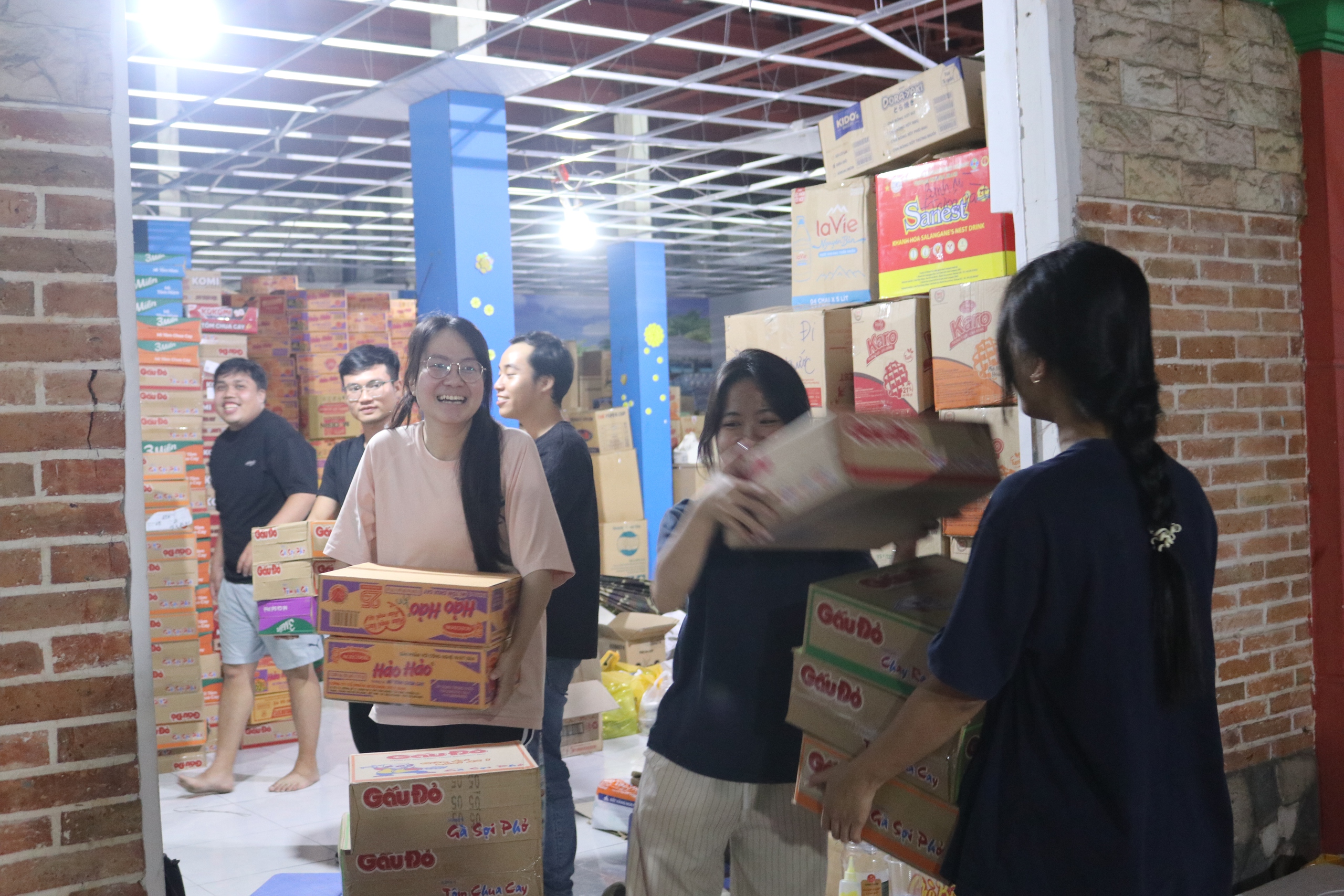 Đêm không ngủ ở TP.HCM: Gom từng bao gạo, thùng mì gửi vùng lũ miền Trung- Ảnh 3.