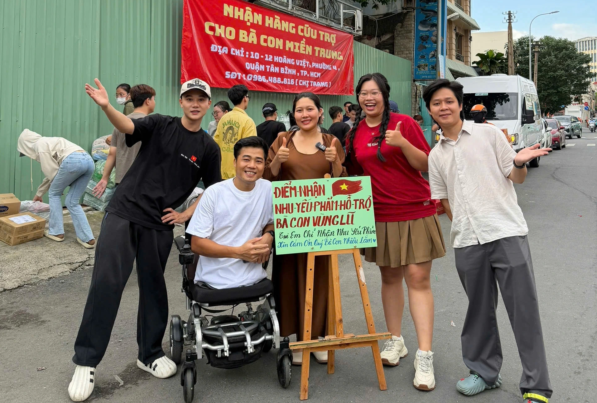 Đêm không ngủ ở TP.HCM: Gom từng bao gạo, thùng mì gửi vùng lũ miền Trung- Ảnh 4.