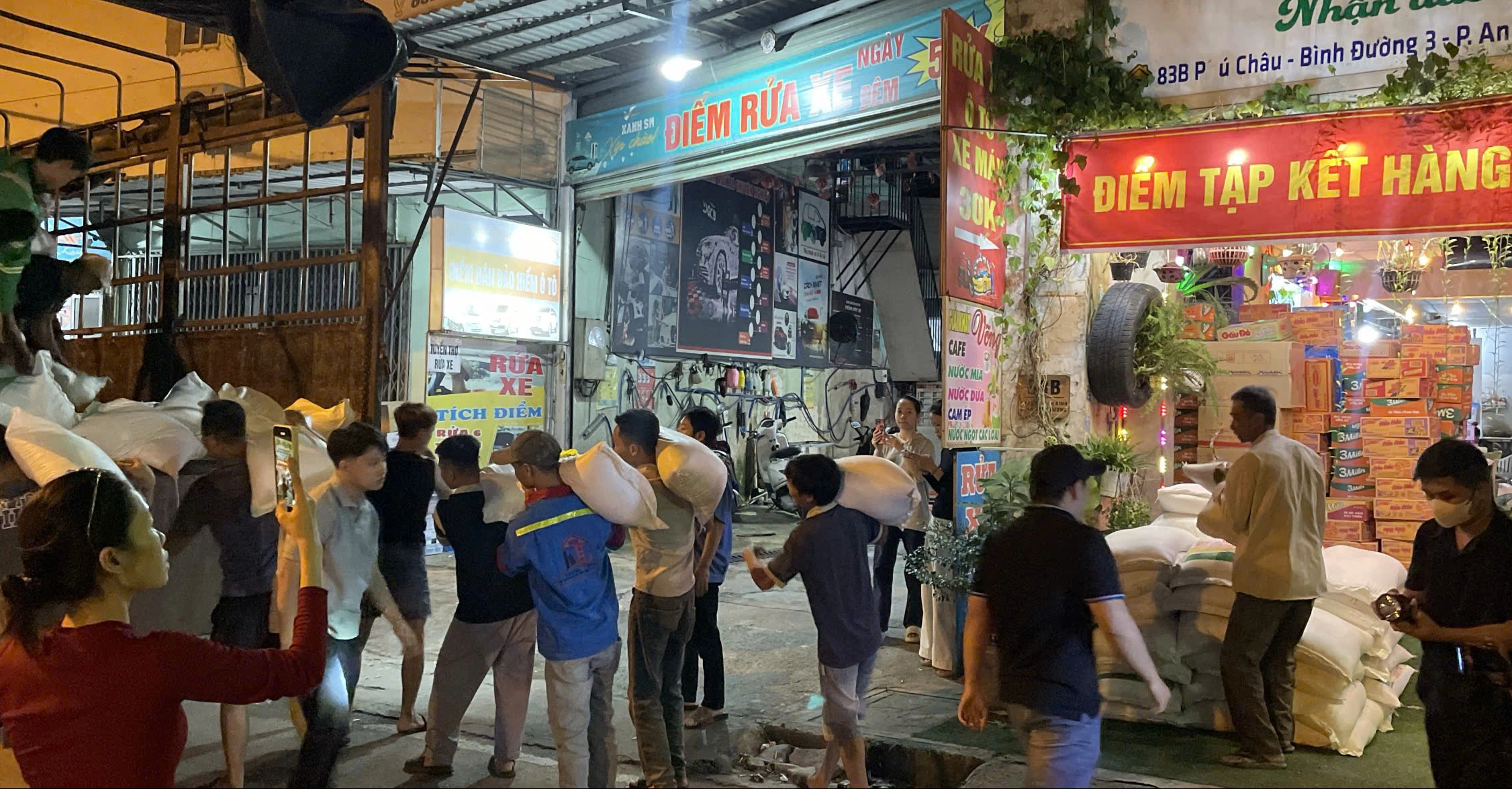 Đêm không ngủ ở TP.HCM: Gom từng bao gạo, thùng mì gửi vùng lũ miền Trung- Ảnh 5.