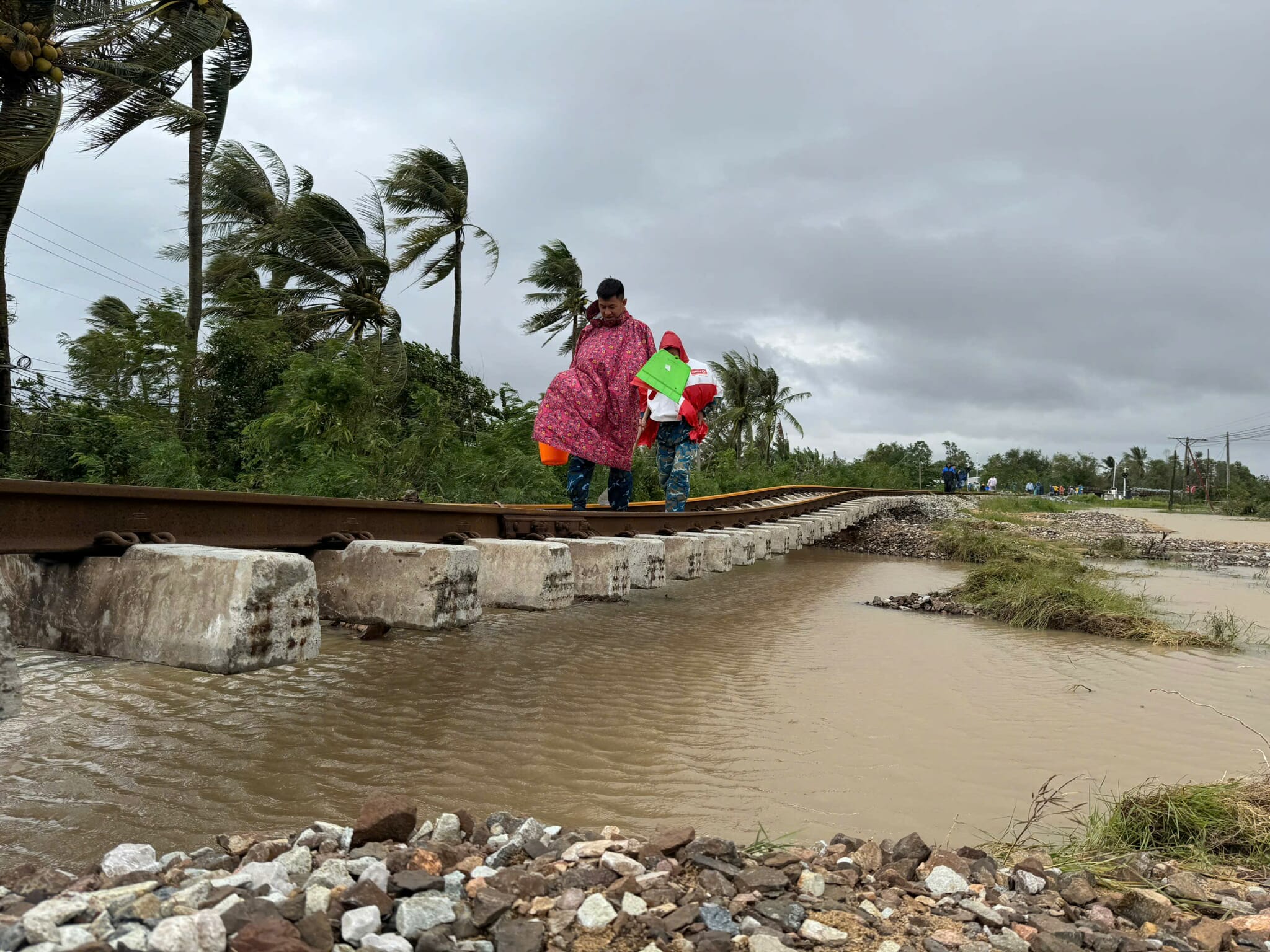 Quốc lộ 1 tắc nghẽn 20km, đường sắt qua Đắk Lắk tê liệt - Ảnh 3. lũ - Ảnh 4.