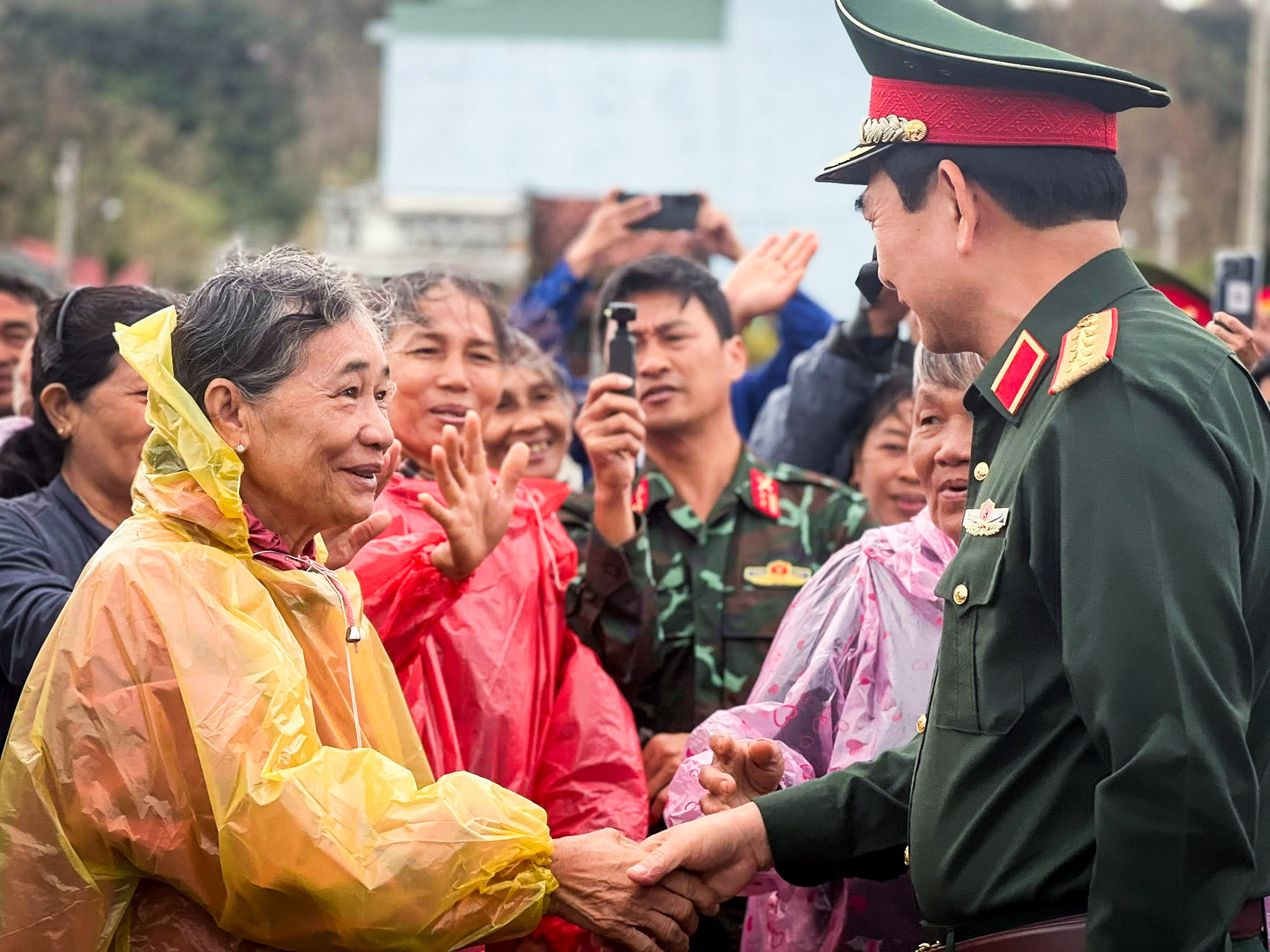 Quốc lộ 1 tắc nghẽn 20km, đường sắt qua Đắk Lắk tê liệt - Ảnh 8. lũ - Ảnh 8.