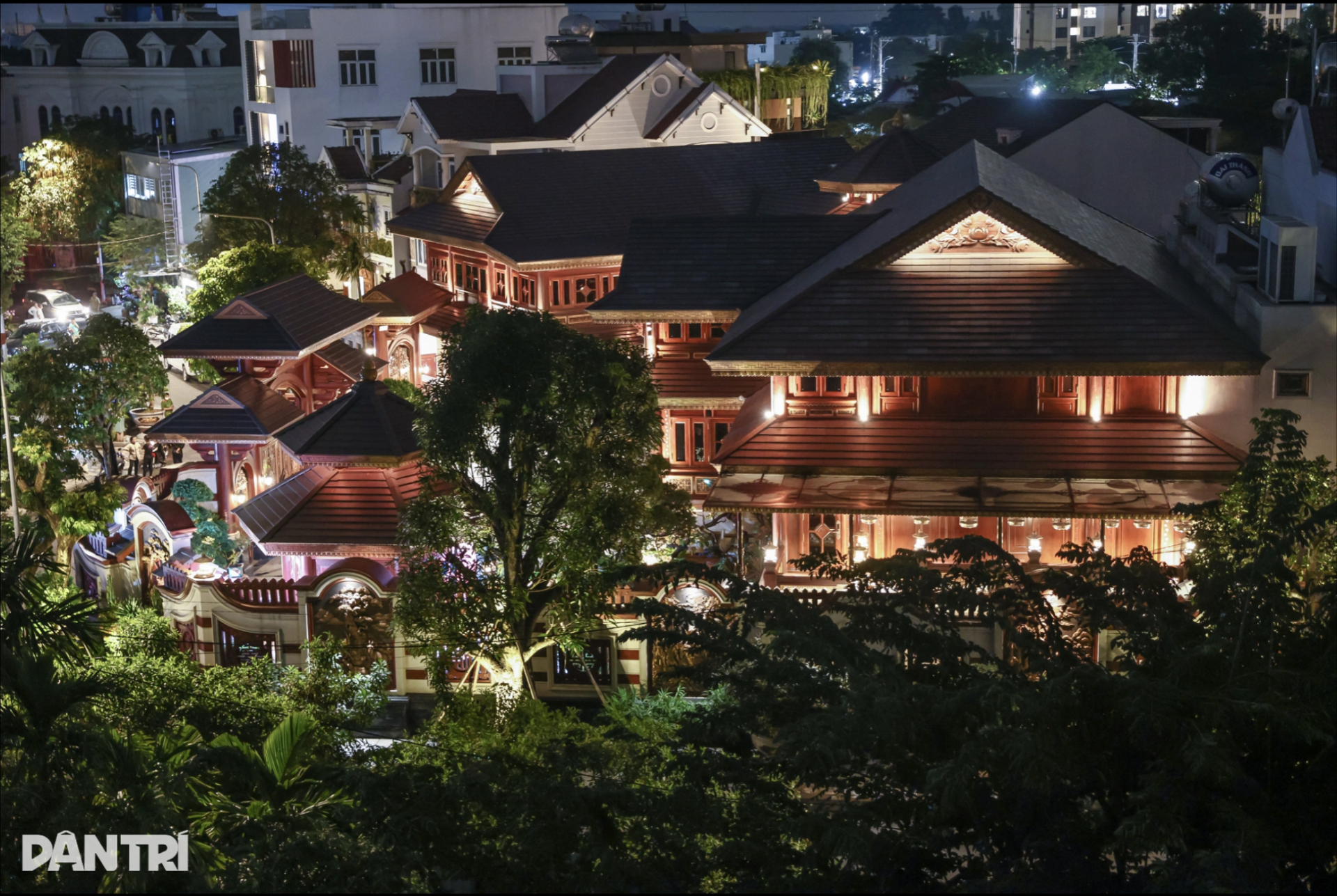 Toàn cảnh từ trên cao biệt phủ xa hoa 4000m2 của vợ chồng 