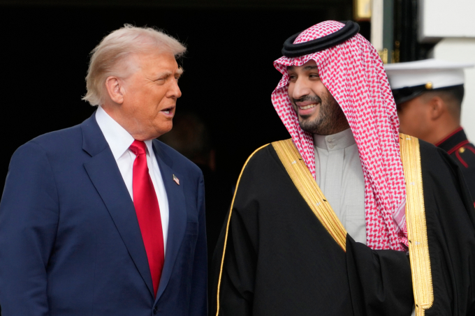 Tổng thống Donald Trump (trái) chào đón Thái tử Arab Saudi Mohammed bin Salman tới Nhà Trắng ngày 18/11. Ảnh: AP