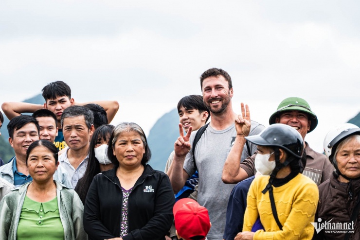 Anh Alex cùng bà con hào hứng xem gặt lúa. Ảnh: Nguyễn Huy