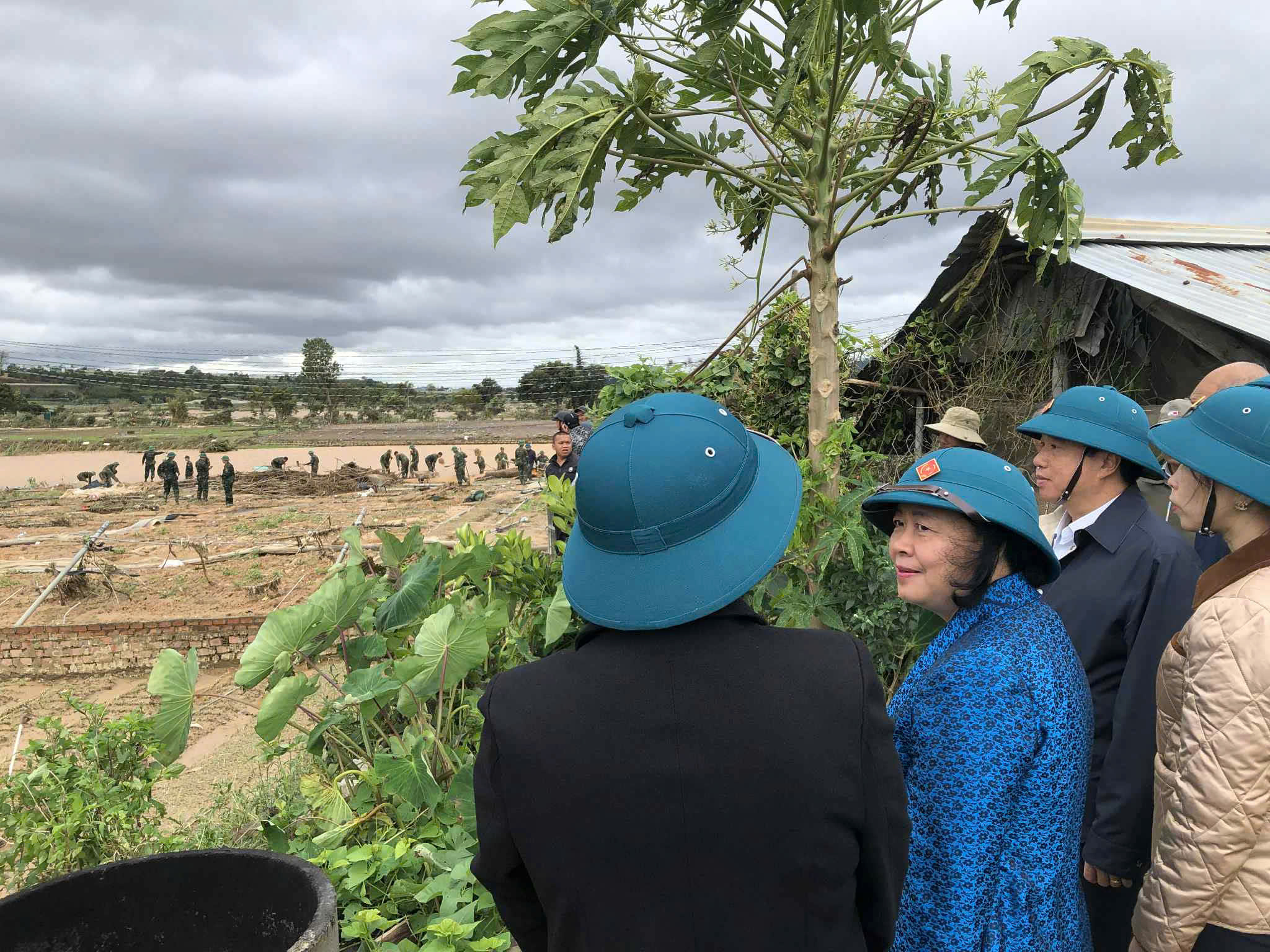 Chủ tịch Ủy ban T.Ư MTTQ Việt Nam Bùi Thị Minh Hoài thăm đồng bào vùng lũ Lâm Đồng- Ảnh 2.