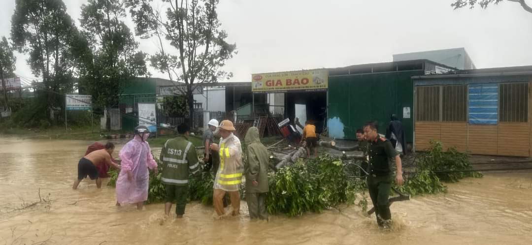 Chủ tịch Ủy ban T.Ư MTTQ Việt Nam Bùi Thị Minh Hoài thăm đồng bào vùng lũ Lâm Đồng- Ảnh 9.