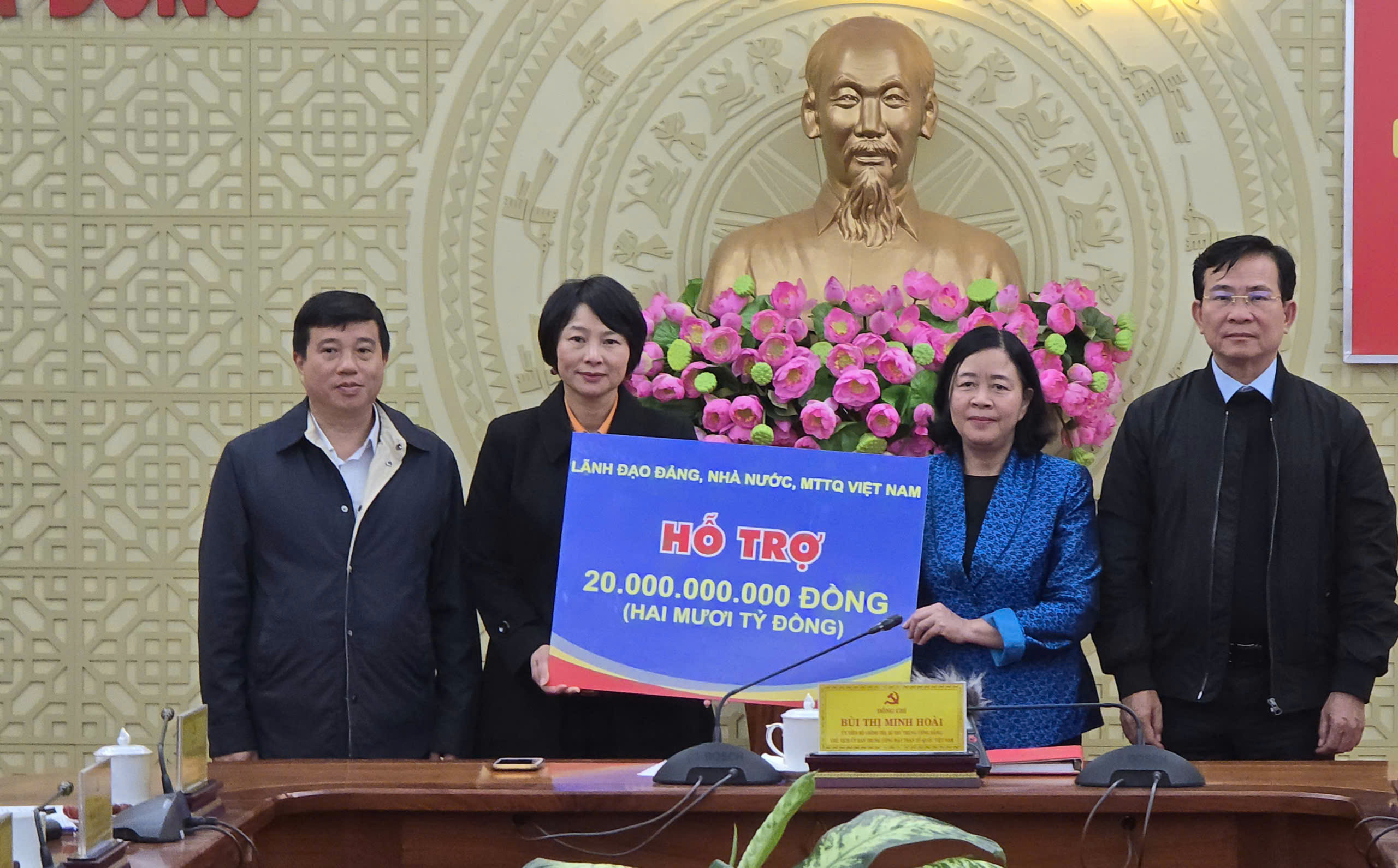 Chủ tịch Ủy ban T.Ư MTTQ Việt Nam Bùi Thị Minh Hoài thăm đồng bào vùng lũ Lâm Đồng- Ảnh 10.