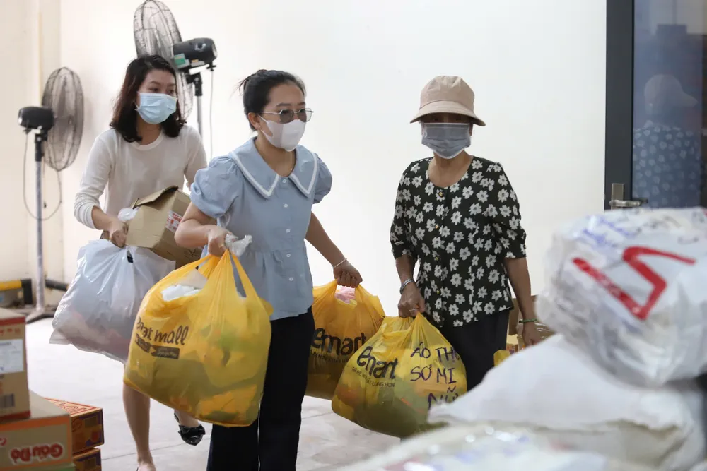 Từng gói hàng được phân loại, đánh dấu trước khi gửi đến Ủy ban MTTQ Việt Nam TP.HCM. Ảnh: BẢO PHƯƠNG dong-bao-vung-bao-lu-5.jpg