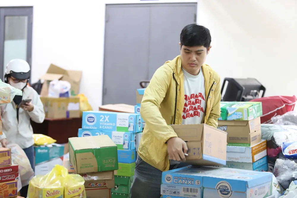 Người dân, cán bộ cùng tất bật phân loại hàng hoá. Ảnh: BẢO PHƯƠNG dong-bao-vung-bao-lu-6.jpg