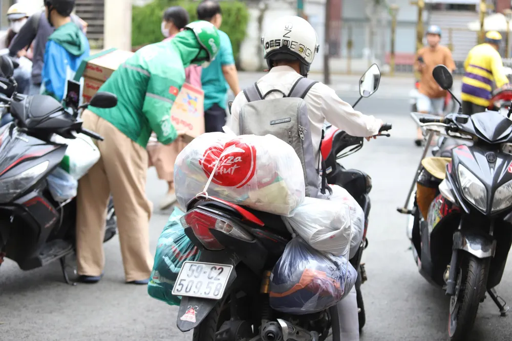Một xe chở đầy hàng hoá đến hỗ trợ đồng bào vùng lũ. Ảnh: BẢO PHƯƠNG dong-bao-vung-bao-lu-1.jpg