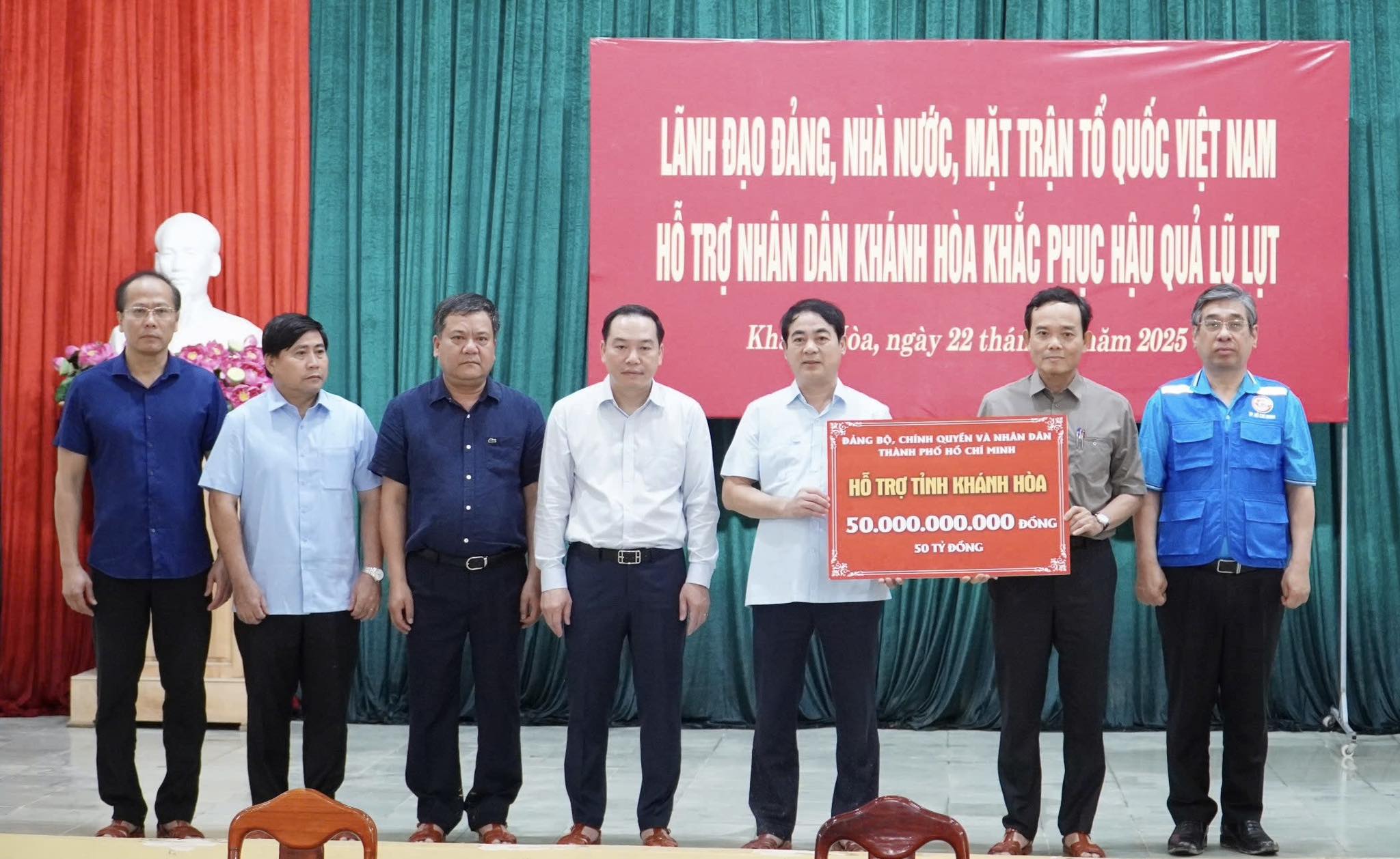 Thường trực Ban Bí thư thăm người dân vùng lũ xã Diên Điền, Khánh Hòa - Ảnh 8.