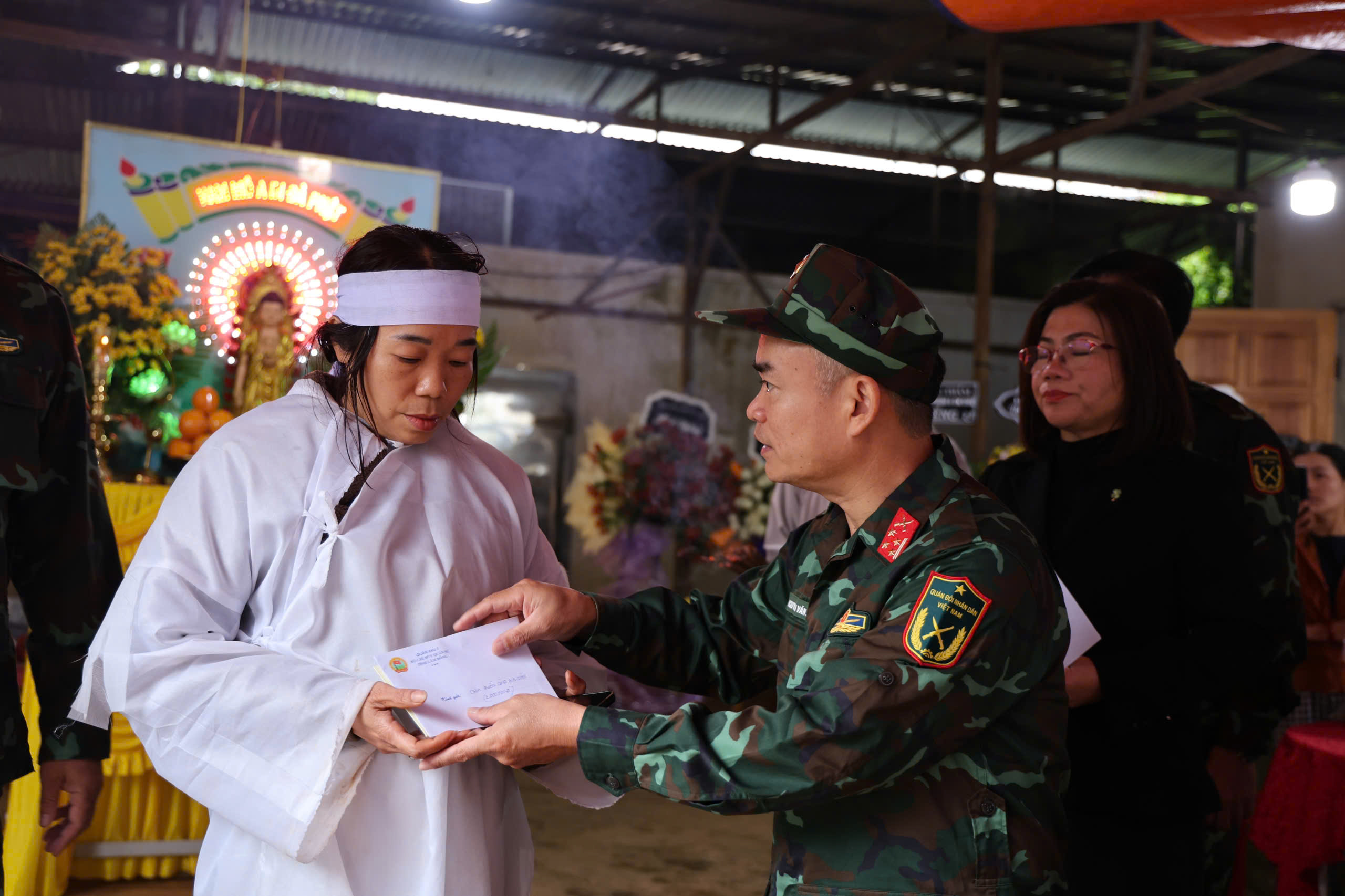 Quân khu 7 thăm 4 gia đình có người tử vong tại xã Lạc Dương, Lâm Đồng 3 Quân khu 7 thăm 4gia đình có người tử vong do mưa lũ tại xã Lạc Dương - Ảnh 3.