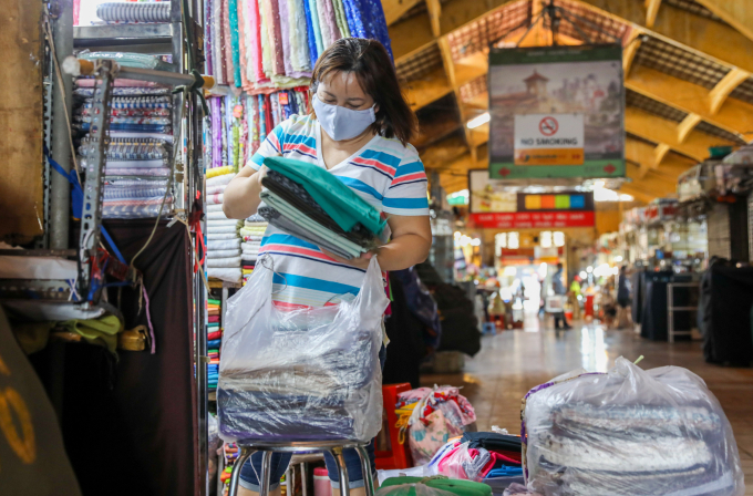 Tiểu thương kinh doanh tại chợ Bến Thành. Ảnh: Quỳnh Trần