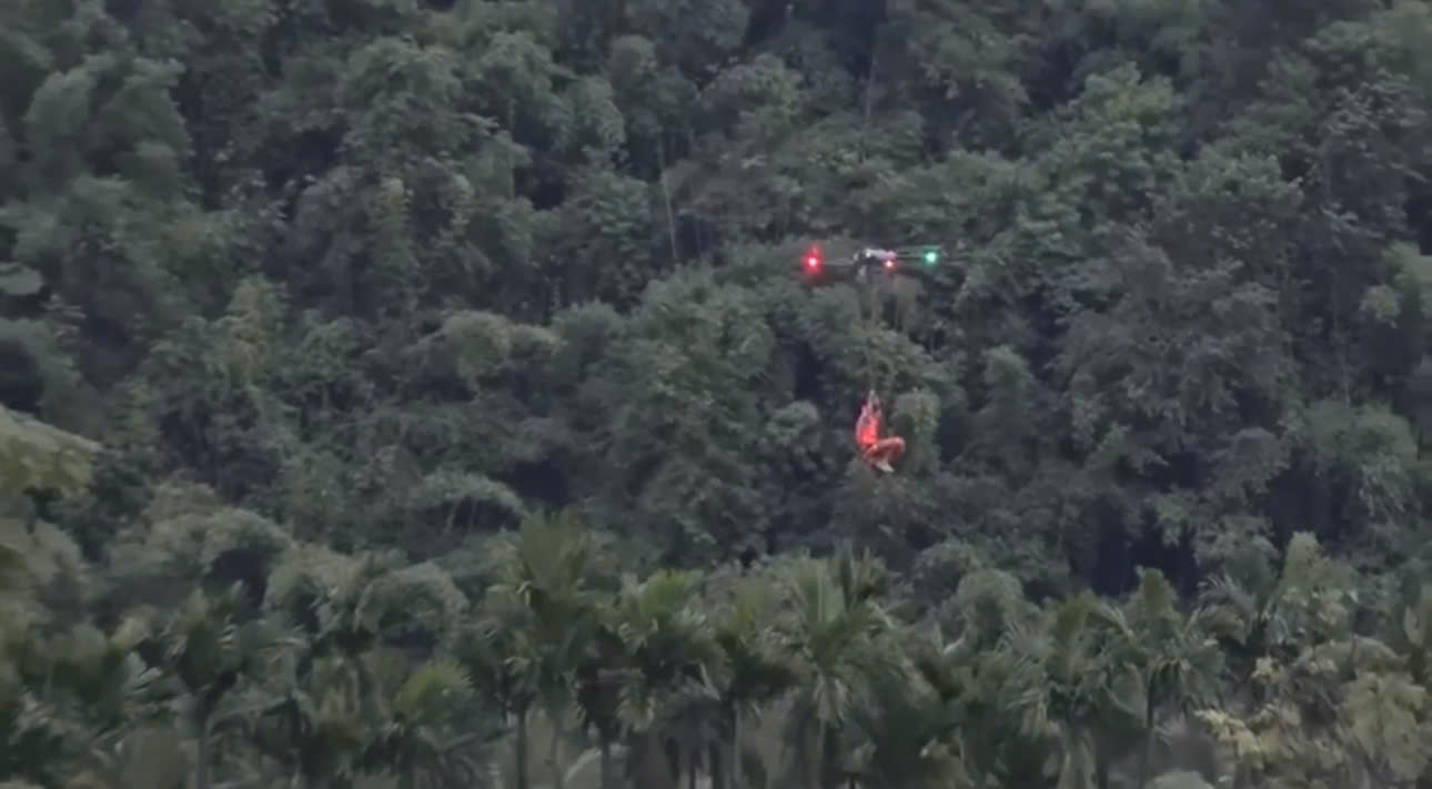 Dùng drone cứu người mắc kẹt giữa dòng lũ dữ ở Cư Jút, Lâm Đồng- Ảnh 2.