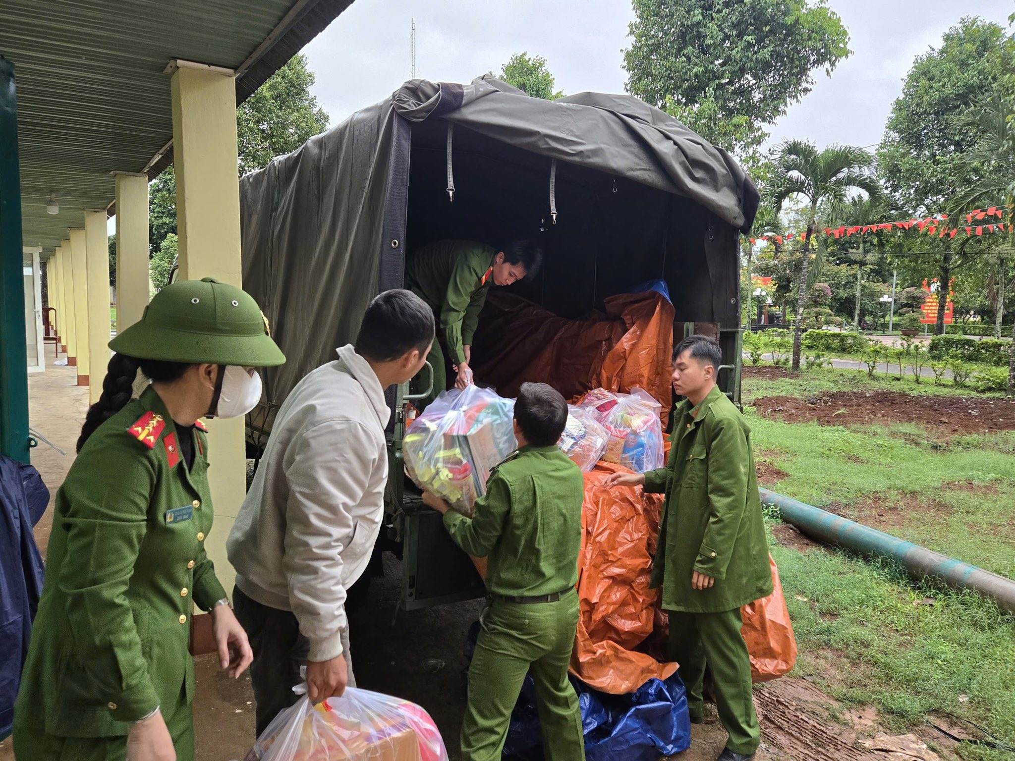 Dùng drone cứu người mắc kẹt giữa dòng lũ dữ ở Cư Jút, Lâm Đồng- Ảnh 3.